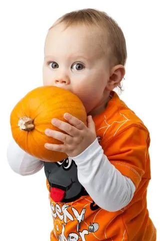 Halloween autumn-Kid in Orange Costume Biting Pumpkin g4b6b2dbcb_640