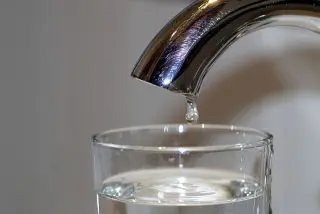 Water-Dripping In Water Glass Gdf117E483_640