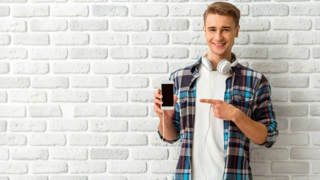 16 Ways The Rich Make Even More Money By Working Less 47 Man With Mobile