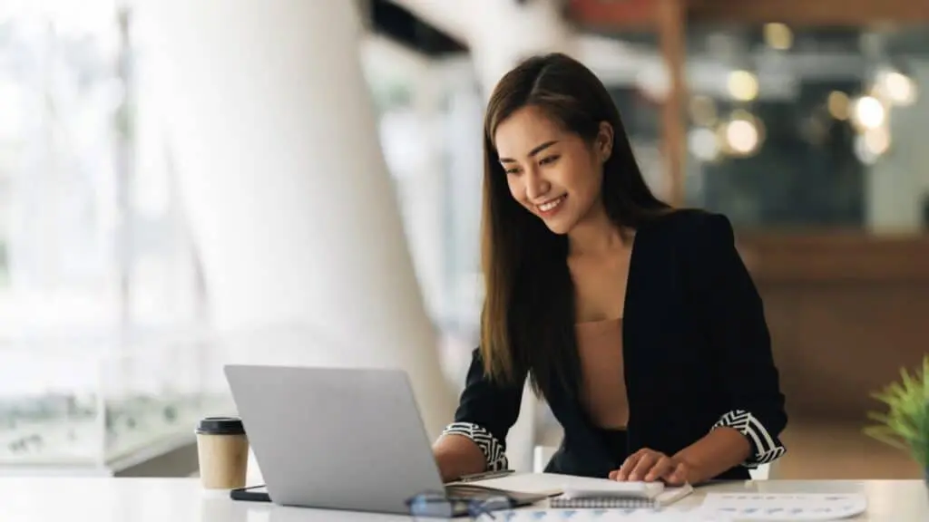 15 Lucrative Jobs Making Over $100K Without A College Degree 4 Data Analyst