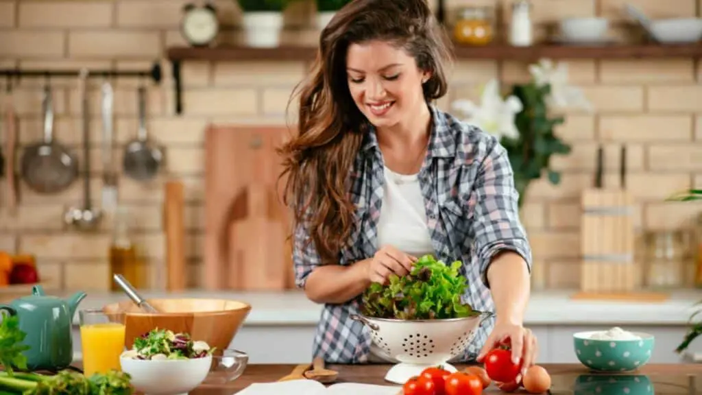 11 Frugal Living Tips From Warren Buffet That Can You Save You Big 7 Woman Cooking
