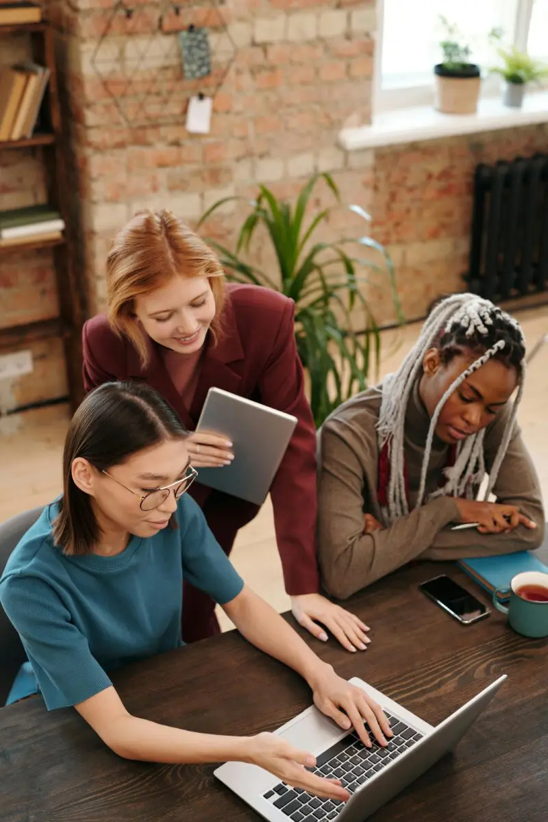 Photo/Colleagues-Having-A-Meeting