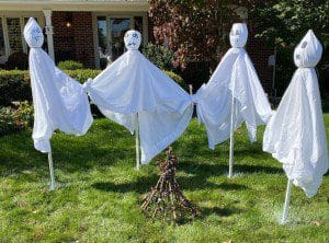 How To Make Your Own Ghostly Yard Decor! &Raquo; Diy Yard Ghosts With Bonfire